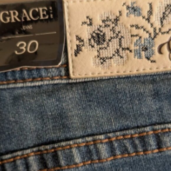 Grace Womes Size 30 Embellished Boot Leg Distressed Denim Jeans NWT - Picture 3 of 7